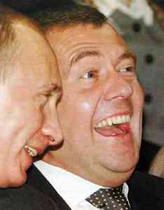 Путин и Медведев хохочут.